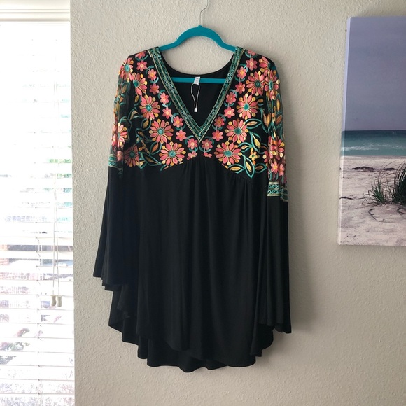 Rosegal Tops - Rosegal 2X Floral Bell Sleeve Top